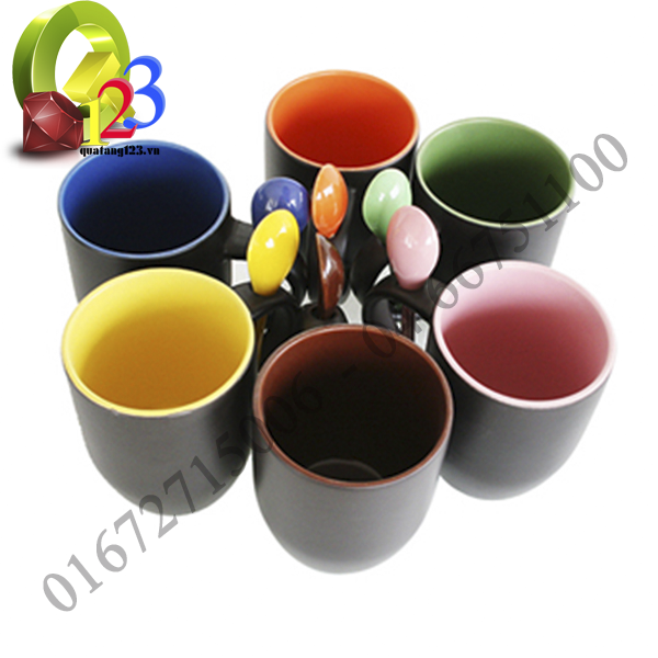 cốc đổi màu lòng cốc có các màu khác nhau, quai cốc cắm thìa cùng màu với màu lòng cốc